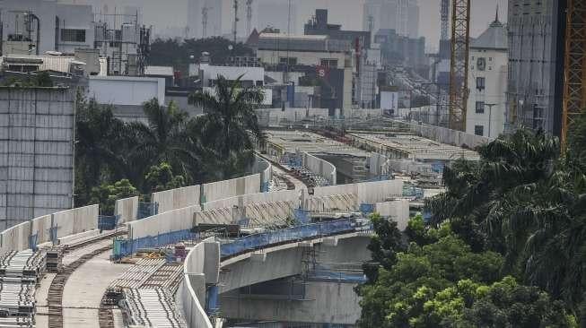 Pekerja melakukan pemasangan rel pada proyek pembangunan Mass Rapid Transit (MRT) di Jakarta, Selasa (31/10).