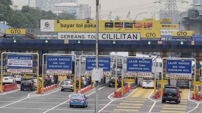 Sejumlah kendaraan roda empat memasuki gerbang tol di pintu tol Cililitan, Jakarta, Selasa (31/10).