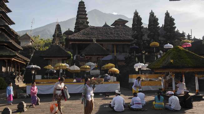 Umat Hindu merayakan Hari Raya Galungan di tengah situasi aktifitas Gunung Agung pada level siaga di Pura Besakih, Karangasem, Bali, Rabu (1/11).