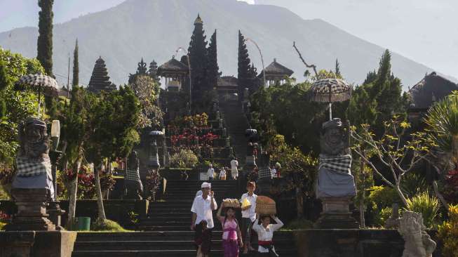 Umat Hindu merayakan Hari Raya Galungan di tengah situasi aktifitas Gunung Agung pada level siaga di Pura Besakih, Karangasem, Bali, Rabu (1/11).
