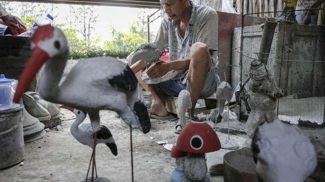 Pembuatan miniatur patung hias kolam di kawasan Rawasari, Jakarta, Rabu (1/11).