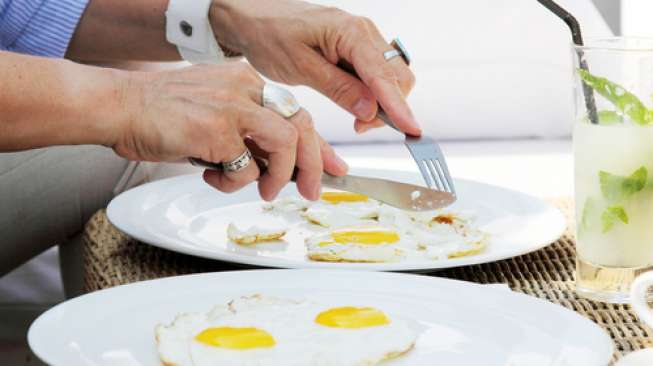 Ilustrasi makan telur ceplok. (Shutterstock)