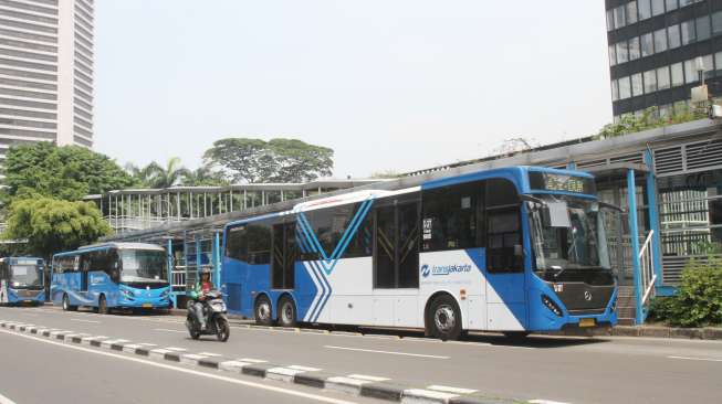 Bus Transjakarta melintas di Halte Dukuh Atas, Jakarta, Rabu (1/11).