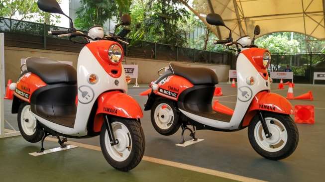 Sepeda motor listrik Yamaha E-Vino diperkenalkan di Jakarta, Rabu (1/11). [Suara.com/Insan Akbar Krisnamusi]