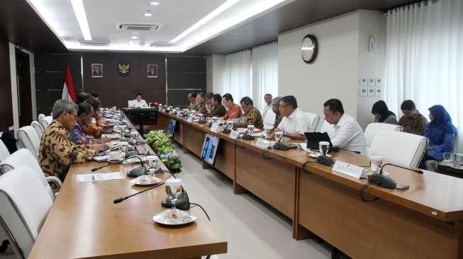 Menteri Koordinator bidang Pembangunan Manusia dan Kebudayaan (Menko PMK) Puan Maharani memimpin rapat tingkat menteri, di Kemenko PMK, Jakarta, Rabu (1/11).