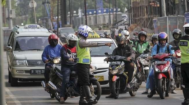 Petugas Satuan Polisi Lalu Lintas melakukan penindakan terhadap  pengendara kendaraan yang tidak memiliki kelengkapan surat saat Operasi Zebra 2017 di Kawasan Kebon Nanas, Jakarta, Selasa (1/11).