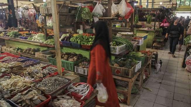 Aktivitas pedagang bahan makanan di Pasar Jambul, Jakarta, Kamis (2/11).