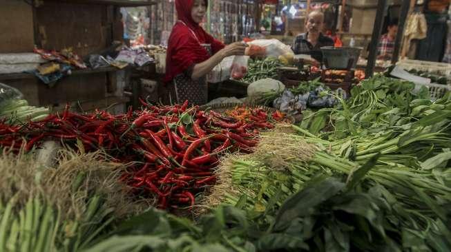 Aktivitas pedagang bahan makanan di Pasar Jambul, Jakarta, Kamis (2/11).