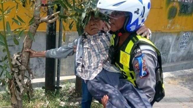 Polisi Bopong Kakek Carikan Becak untuk Pulang