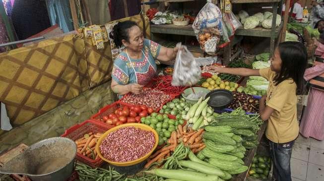 Aktivitas pedagang bahan makanan di Pasar Jambul, Jakarta, Kamis (2/11).