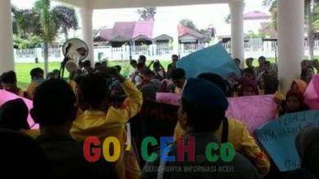 Demo, Mahasiswa Aceh Barat Desak Pemkab Copot Kadiskes