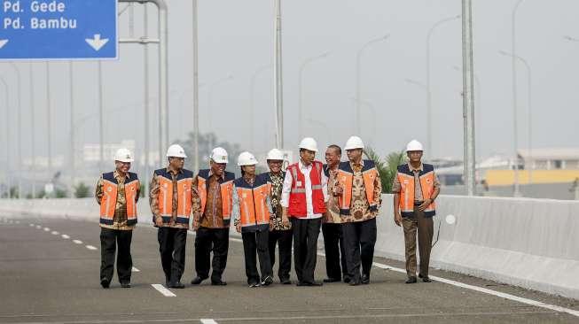 Presiden Joko Widodo meresmikan Jalan Tol Bekasi-Cawang-Kampung Melayu (Becakayu) seksi 1B dan 1C, Jakarta, Jumat (3/11).