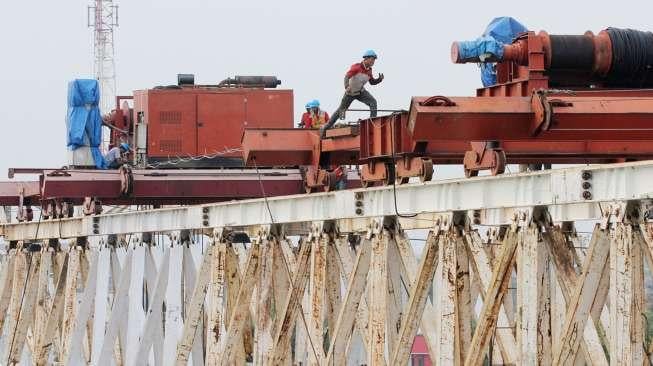 Pekerja menyelesaikan proyek pembangunan flyover Bintaro, Jakarta, Jumat  (3/11).