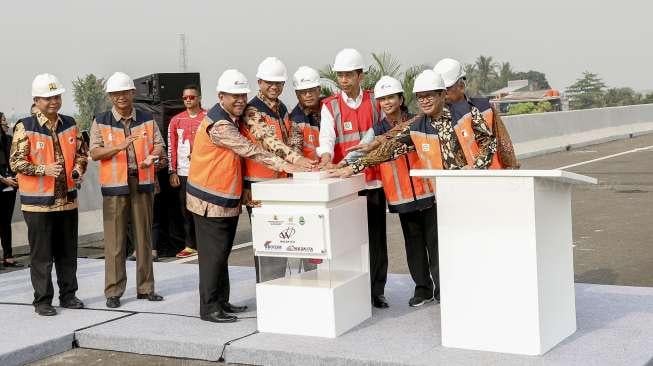 Presiden Joko Widodo meresmikan Jalan Tol Bekasi-Cawang-Kampung Melayu (Becakayu) seksi 1B dan 1C, Jakarta, Jumat (3/11).