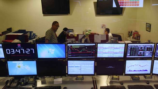 Layar elektronik pergerakan harga saham di Bursa Efek Indonesia, Jakarta, Jumat (3/11).