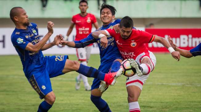 Suasana pertandingan Liga 1 antara Persija Jakarta vs Persib Bandung di Stadion Manahan, Solo, Jumat (3/11/2017). [Antara/Mohammad Ayudha]