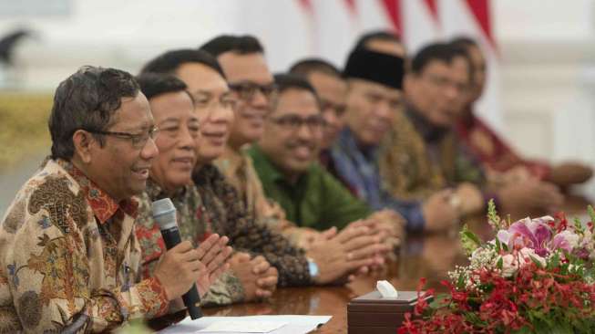 Presiden Joko Widodo menerima Ketua Presidium Korps Alumni Himpunan Mahasiswa Islam (KAHMI) Mahfud MD dan anggota KAHMI lainnya di Istana Merdeka, Jakarta, Jumat (3/11).