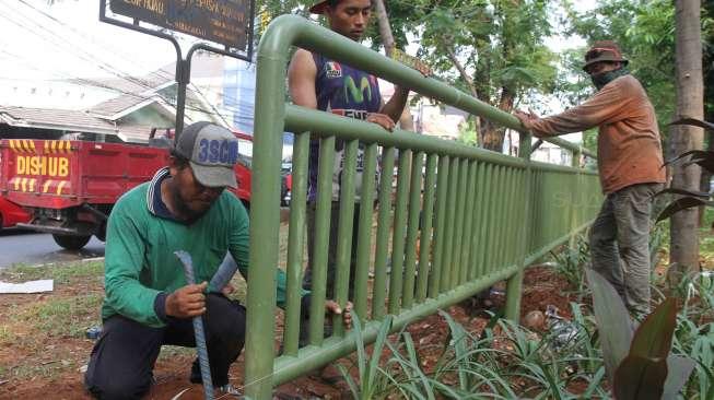 Agar para pejalan kaki tidak melintas di area tersebut.