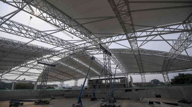 Pembangunan Jakarta International Velodrome Rawamangun, di Jakarta, Jumat (3/11).