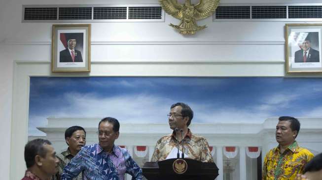 Presiden Joko Widodo menerima Ketua Presidium Korps Alumni Himpunan Mahasiswa Islam (KAHMI) Mahfud MD dan anggota KAHMI lainnya di Istana Merdeka, Jakarta, Jumat (3/11).