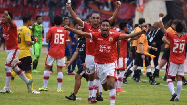 Pemain Persija Jakarta Ramdani Lestaluhu (depan) dan Bruno Lopes saat perayaan kemenangan Persija atas Persib Bandung di Stadion Manahan, Solo, Jumat (3/11/2017). [Dok. Persija/Twitter]