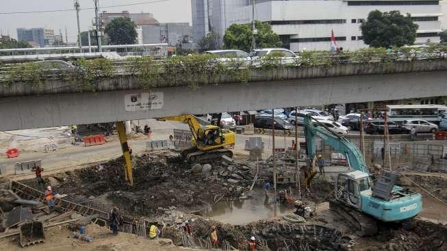 Pekerja menyelesaikan proyek pembangunan underpass Matraman di Jakarta, Jumat (3/11).