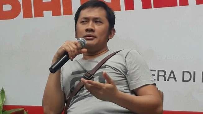 Hanung Bramantyo di jumpa pers film 'Benyamin Biang Kerok' di kantor Falcon Pictures, Jalan Duren Tiga, Jakarta Selatan, Sabtu (4/11/2017). [suara.com/Puput Pandansari]