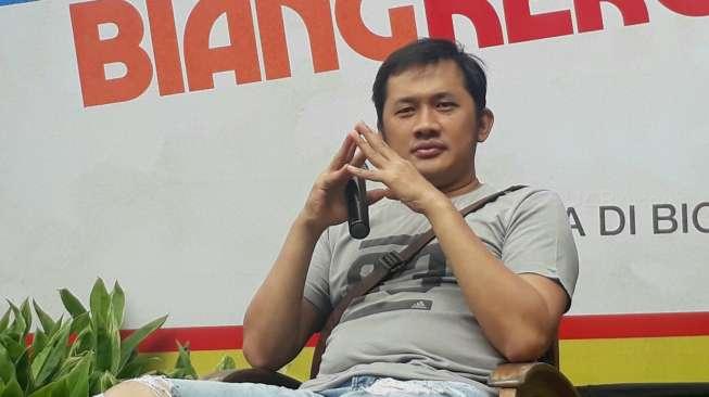 Hanung Bramantyo di jumpa pers 'Benyamin Biang Kerok' di kantor Falcon Pictures, Jalan Duren Tiga, Jakarta Selatan, Sabtu (4/11/2017). [suara.com/Puput Pandansari]