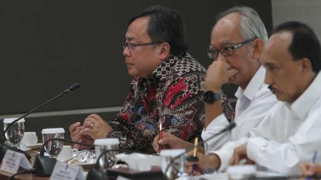 Menteri Koordinator bidang Pembangunan Manusia dan Kebudayaan (Menko PMK) Puan Maharani memimpin rapat tingkat menteri, di Kemenko PMK, Jakarta, Senin (6/11).