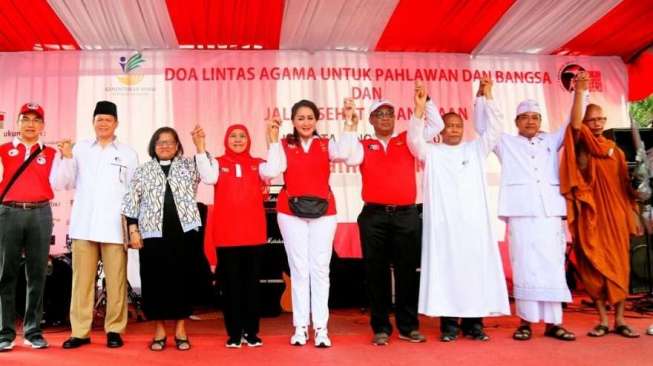 Kemensos Adakan Jalan Sehat, Tokoh Lintas Agama Berdoa Bersama