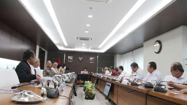 Menteri Koordinator bidang Pembangunan Manusia dan Kebudayaan (Menko PMK) Puan Maharani memimpin rapat tingkat menteri, di Kemenko PMK, Jakarta, Senin (6/11).