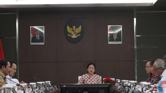 Menteri Koordinator bidang Pembangunan Manusia dan Kebudayaan (Menko PMK) Puan Maharani memimpin rapat tingkat menteri, di Kemenko PMK, Jakarta, Senin (6/11).