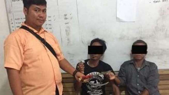 Lagi Asyik Nyabu di Warung, Ayah dan Anak Diciduk Polisi