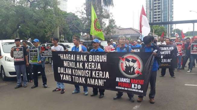 Buruh Demo Bawa Spanduk Bertuliskan: 'Tempat Kerja Bukan Kuburan'