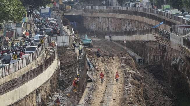 Pekerja menyelesaikan proyek pembangunan underpass Mampang-Kuningan di Jalan Mampang Prapatan Raya, Jakarta, Selasa (7/11).