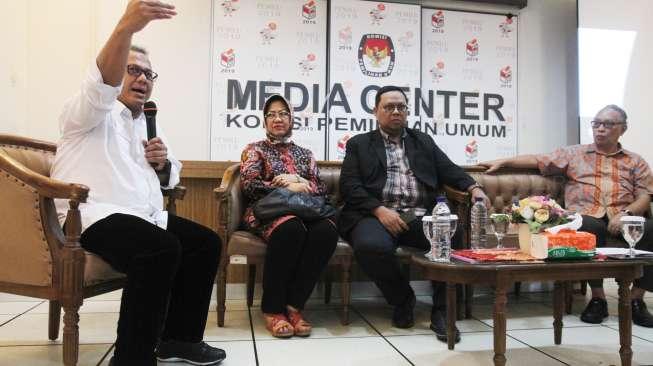 Ketua Komisi Pemilihan Umum Arief Budiman bersama peneliti senior LIPI Siti Zuhro, Ketua Komisi II DPR Lukman Edy, Sosiolog Thamrin Amal Tomagola dan Direktur Eksekutif Rumah Bebas Konflik Abdul Ghopur adakan diskusi publik KPU, di Jakarta, Selasa (7/11).