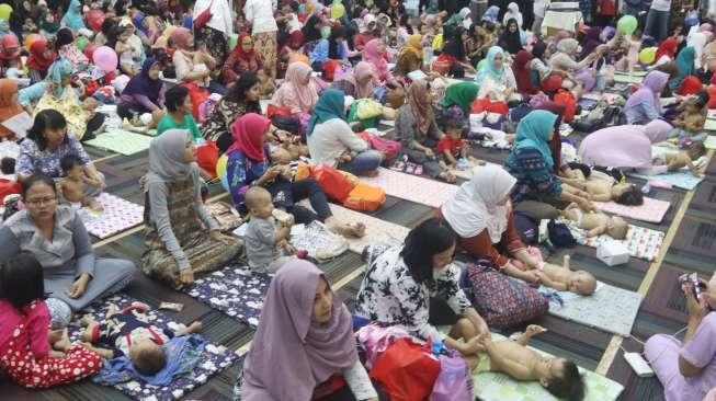 Kementerian Kesehatan menggelar pijat bayi massal di Gedung Kemenkes, Jakarta, Selasa (7/11).