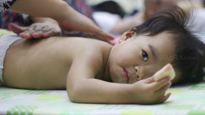 Kementerian Kesehatan menggelar pijat bayi massal di Gedung Kemenkes, Jakarta, Selasa (7/11).