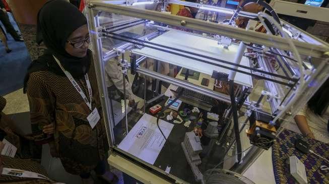 Pengunjung terlihat memperhatikan berbagai maket, rancangan dan objek lain dalam pameran infrastruktur yang digelar di Jakarta Convention Center (JCC), Senayan, Jakarta, Rabu (8/11/2017). [Suara.com/Kurniawan Mas'ud]