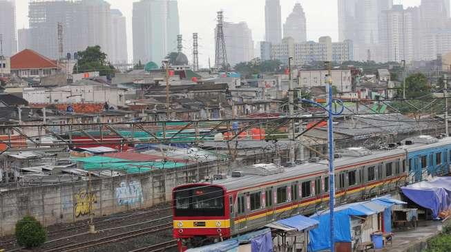 Gubuk-gubuk pemukiman liar yang berdiri di Kanal Banjir Barat (KBB) Tanah Abang, Jakarta, Rabu (8/11).