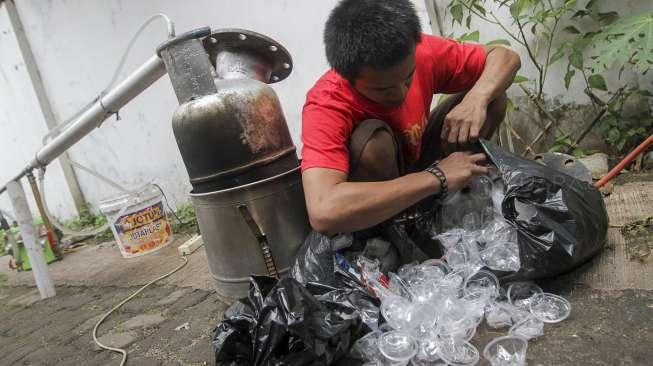 Pengolahan sampah plastik menjadi bahan bakar minyak (BBM) dengan metode destilasi kering di kawasan Pengadegan, Pancoran, Jakarta, Rabu (8/11).