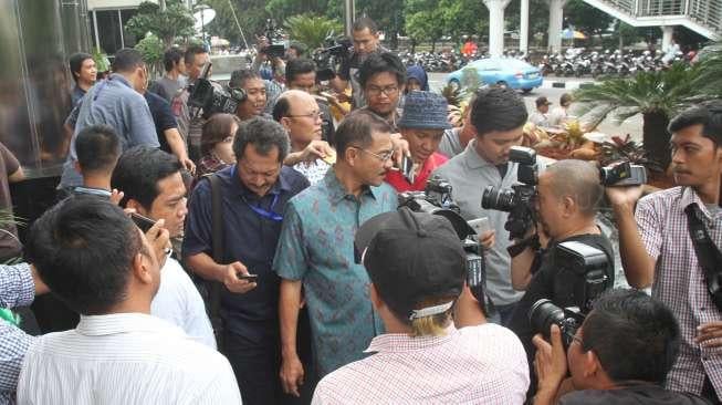 Mantan Mendagri Gamawan Fauzi menjalani pemeriksaan di gedung KPK, Jakarta, Rabu (8/11).