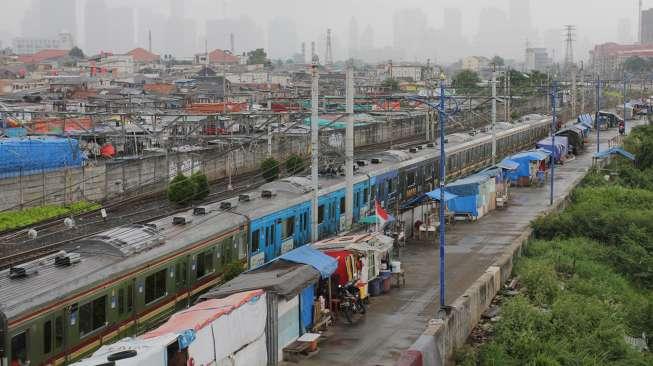 Gubuk-gubuk pemukiman liar yang berdiri di Kanal Banjir Barat (KBB) Tanah Abang, Jakarta, Rabu (8/11).