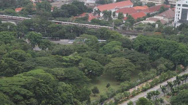 Gedung bertingkat di kawasan Gambir, Jakarta, Rabu (8/11).