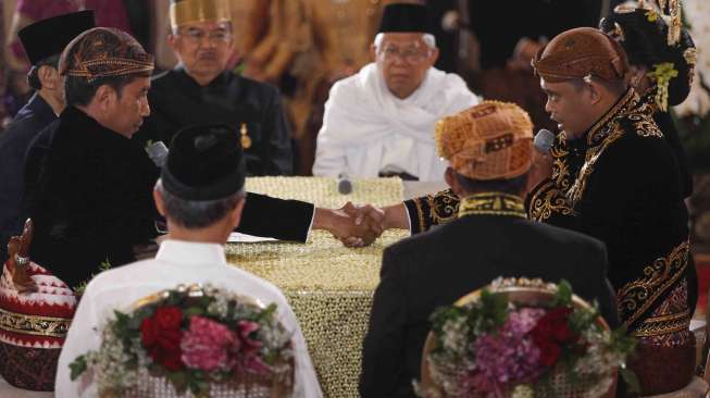 Presiden Joko Widodo menikahkan putrinya, Kahiyang Ayu dengan Bobby Nasution disaksikan Wakil Presiden Jusuf Kalla dan Ketua MUI KH Ma'ruf Amin di Gedung Graha Saba, Sumber, Solo, Jawa Tengah, Rabu (8/11).