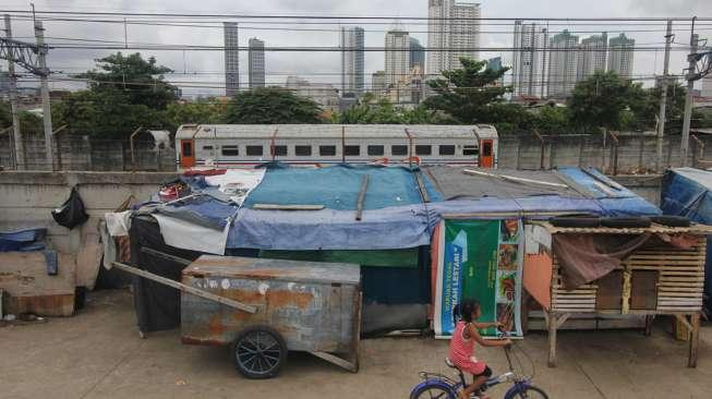 Gubuk-gubuk pemukiman liar yang berdiri di Kanal Banjir Barat (KBB) Tanah Abang, Jakarta, Rabu (8/11).