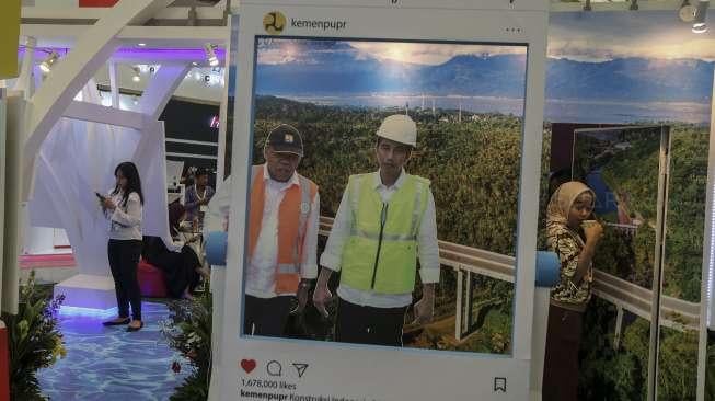 Sejumlah pengunjung di antara berbagai maket, rancangan dan objek lain dalam pameran infrastruktur yang digelar di Jakarta Convention Center (JCC), Senayan, Jakarta, Rabu (8/11/2017). [Suara.com/Kurniawan Mas'ud]