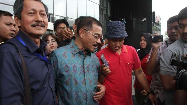 Mantan Mendagri Gamawan Fauzi menjalani pemeriksaan di gedung KPK, Jakarta, Rabu (8/11).