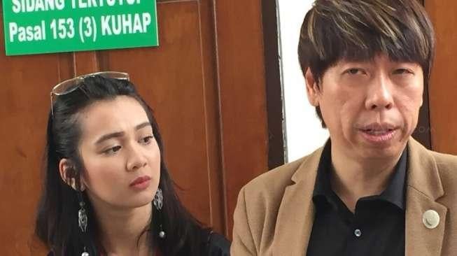 Dhea Imut didampingi kuasa hukumnya, Hendri Indraguna di Pengadilan Negeri Jakarta Selatan, Kamis (9/11/2017) [suara.com/Wahyu Tri Laksono]