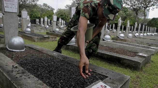 Gabungan anggota TNI Garnisun se-Jabodetabek melakukan pembersihan area Taman Makam Pahlawan (TMP) Kalibata, di Jakarta, Kamis (9/11/2017), jelang peringatan Hari Pahlawan. [Suara.com/Kurniawan Mas'ud]